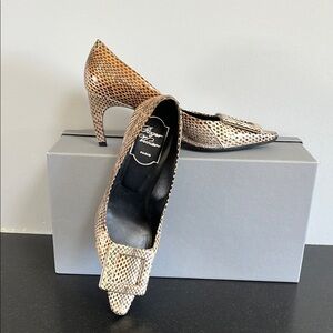 Roger Vivier Paris Snakeskin Pointed Toe Pumps with Buckle -  Sz 35 - PRICE DROP